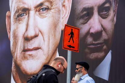 Benny Gantz (izquierda) y Benjamín Netanyahu, en un cartel de la campaña electoral de marzo.