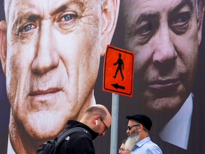 Cartazes da campanha eleitoral de Israel, com Benny Gantz (à esquerda) e Benjamin Netanyahu, em fevereiro.