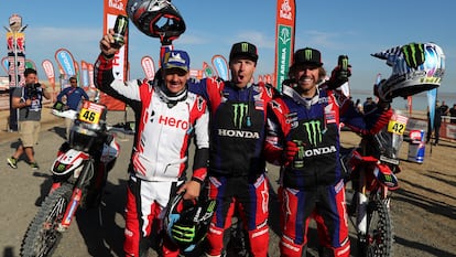 Ricky Brabec, en el centro, posa con sus compañeros de podio en el Dakar, Ross Branch, a la izquierda, segundo, y Adrien van Beveren, tercero.