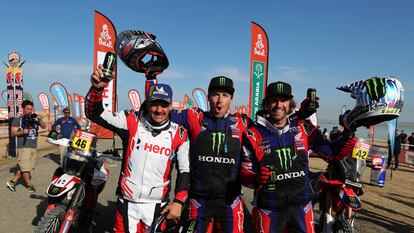 Ricky Brabec, en el centro, posa con sus compañeros de podio en el Dakar, Ross Branch, a la izquierda, segundo, y Adrien van Beveren, tercero.