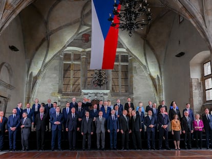 Jefes de Estado y de Gobierno de 44 países en el Castillo de Praga, en una cumbre de la nueva Comunidad Política Europea, este jueves.
