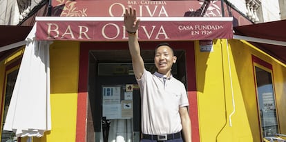Chen Xiangwei (42 años), frente a su bar situado en el madrileño barrio de Usera.