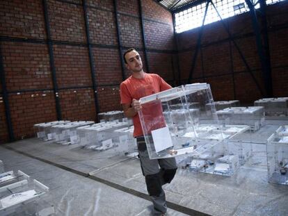 Un funcionario traslada urnas en Salónica.