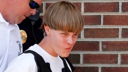 Dylann Roof chega ao tribunal da Carolina do Sul, em junho.