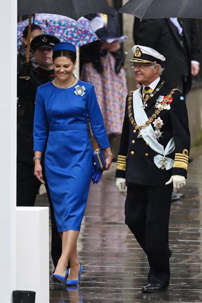 Victoria de Suecia brilló en un azul diferente, una seda de tonalidad próxima al Klein, para un vestido de silueta lápiz muy sencillo, adornado solo con un discreto cinturón. Todos los complementos eran del mismo color, de los zapatos al tocado y la bombonera. Solo sobresalían un collar de diamantes, sencillo también (y a la vez espectacular) y el broche cameo que lucía sobre la pechera.