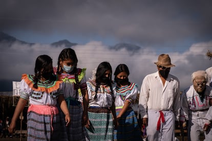 Durante el acto inaugural de las celebraciones, los zapatistas rindieron homenaje a las víctimas de la violencia de desapariciones, feminicidios y reclutamiento forzoso por parte del crimen organizado en México. En la imagen, militantes zapatistas durante uno de los actos.