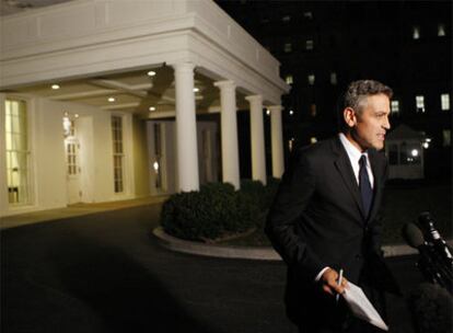 El actor George Clooney atiende a la prensa en el exterior de la Casa Blanca, tras su reunión con Obama