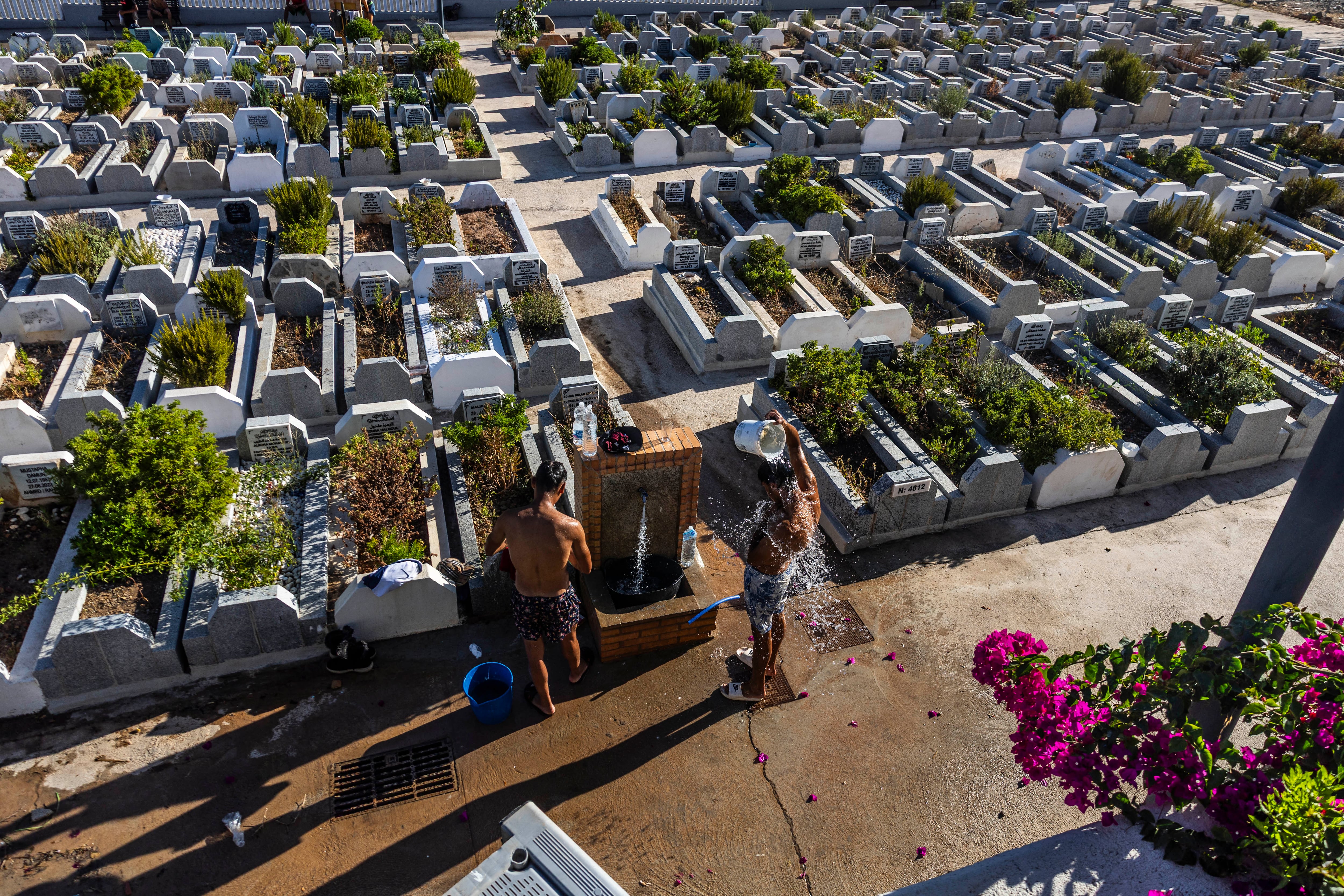 Migrantes en el cementerio musulmán de Ceuta, el pasado 3 de agosto. 