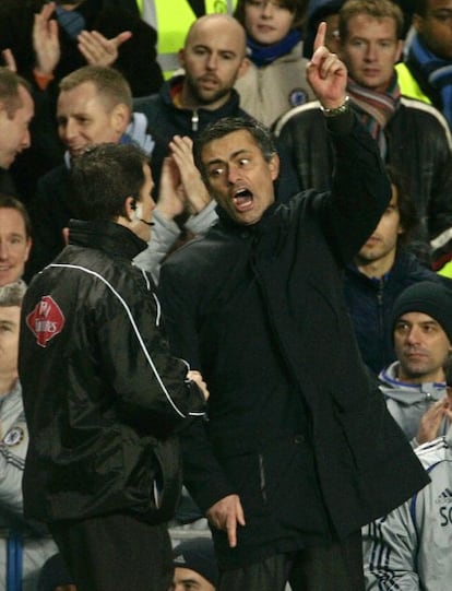 Mourinho protesta una acción a un asistente durante un partido de la Premier entre el Chelsea y el Wigan.
