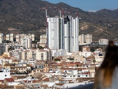 Vista de Málaga, con dos rascacielos en construcción.