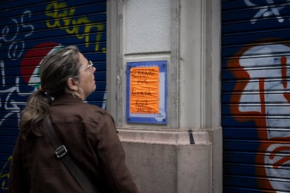 Supermercado cerrado por alerta roja en el barrio de Poble Sec de Barcelona, este lunes.