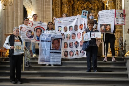 Los familiares de personas desaparecidas participaron en una bendición en la Catedral Metropolitana minutos antes de dar inicio a una protesta en la explanada del Zócalo capitalino. 