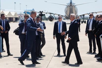 El rey Felipe VI recibe al presidente de Estados Unidos, Joe Biden, en la base aérea de Torrejón de Ardoz, en Madrid, este martes. 