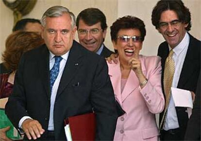 El primer ministro francés, Jean-Pierre Raffarin (izquierda), junto a miembros del Gobierno, ayer en París.