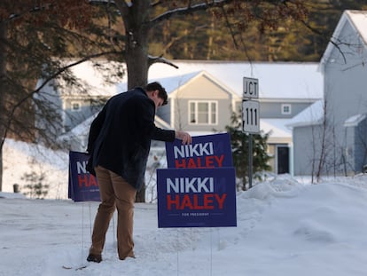 Trabajadores de campaña ponen publicidad de Nikki Haley en New Hampshire, el 18 de enero 2024.