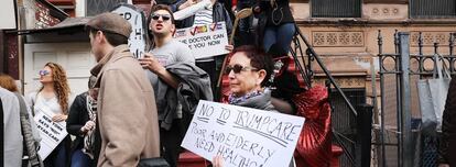 Protesta contra la retirada de cobertura sanitaria en Nueva York.