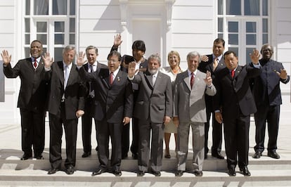 A foto da XXXII reunião do Mercosul em 2007, no Rio de Janeiro. A partir da esquerda: Samuel Hinds (Guiana), Nestor Kirchner (Argentina), Álvaro Uribe (Colômbia), Nicanor Duarte (Paraguai), Evo Morales (Bolívia), Luiz Inácio Lula da Silva (Brasil), Michelle Bachelet (Chile), Tabaré Vázquez (Uruguai), Rafael Correa (Equador), Hugo Chávez (Venezuela) e Ronaldo Ronald (Suriname).