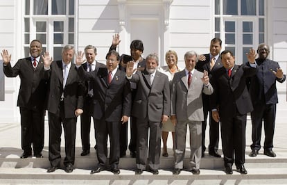 La foto del XXXII encuentro del Mercosur en 2007, en Río de Janeiro. Desde la izquierda: Samuel Hinds (Guyana), Nestor Kirchner (Argentina), Álvaro Uribe (Colombia), Nicanor Duarte (Paraguay), Evo Morales (Bolivia), Luiz Inacio Lula da Silva (Brasil), Michelle Bachelet (Chile), Tabaré Vázquez (Uruguay), Rafael Correa (Ecuador), Hugo Chavez (Venezuela) y Ronaldo Ronald (Surinam).