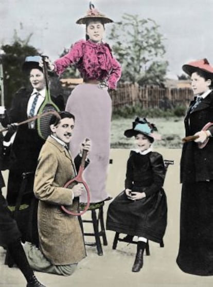 Marcel Proust rodeado de un grupo de mujeres en Par&iacute;s en 1892.