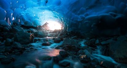Cueva en el glaciar Mendenhall en Juneau, Alaska.