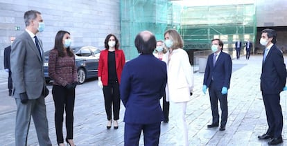 De izquierda a derecha, de frente, Don Felipe VI, doña Letizia, la presidenta de la Comunidad de Madrid, Isabel Díaz Ayuso, la vicepresidenta económica, Nadia Calviño, y el alcalde de Madrid, José Luis Martínez Almeida, y el presidente de Telefónica, José María Álvarez Pallete, con la presidenta de la Fundación Cotec, Cristina Garmendia, en el centro, en la entrada al acto de presentación del informe Cotec.