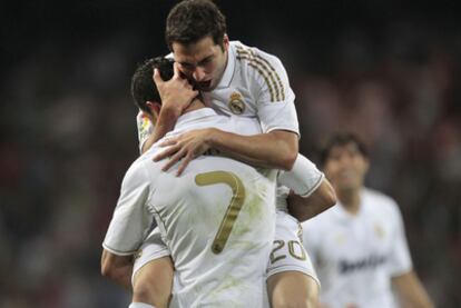 Cristiano e Higuaín celebran el último gol