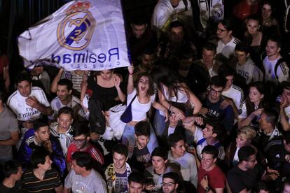 Los aficionados del Real Madrid llenan la madrileña plaza de Cibeles.