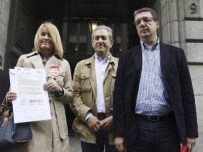 Carmen Barrera (i), de UGT; Eliseo Moreno (c), de CSIF, y Paco García (d), de CCOO, tras entregar en el registro del Ministerio de Hacienda una carta conjunta donde exigen la apertura urgente de la Mesa General de Negociación de las Administraciones Públicas para recuperar la parte devengada de la paga extra de navidad de los empleados públicos. EFE/Archivo