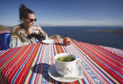 Una mujer toma una infusión en la isla boliviana.