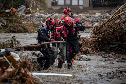 Personas de rescate trasladan a un herido tras las fuertes lluvias caídas en la localidad de Jesenik (República Checa), este lunes. 