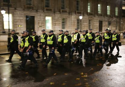 Efectivos de seguridad se trasladan al centro de Londres para acordonar las protestas en la Plaza de Trafalgar y evitar que los manifestantes entraran al Parlamento.