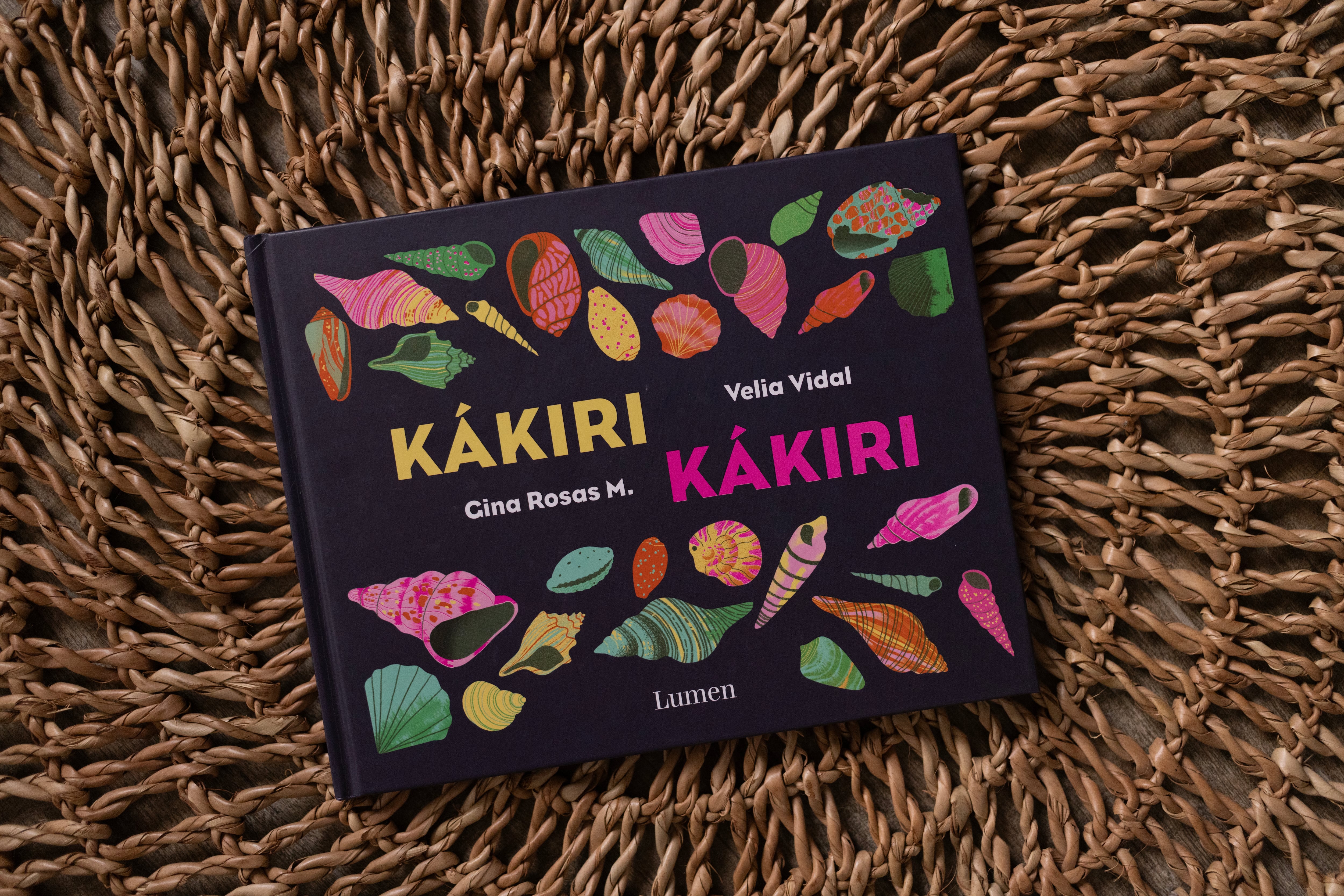 Ejemplar del libro 'Kákiri Kákiri'.