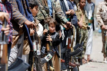 Un niño asiste a una reunión celebrada por miembros de tribus leales al movimiento Houthi, en Saná (Yemen).