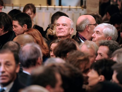 El escritor checo Milan Kundera (en el centro) en una fiesta en honor al filósofo francés Bernard-Henry Levy, el 30 de noviembre de 2010 en París.