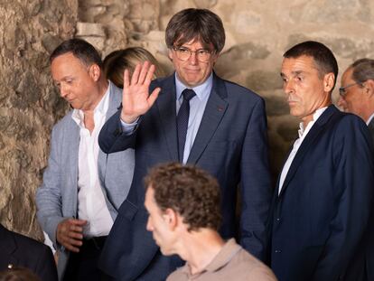 El 'expresident' Carles Puigdemont (centro), saluda durante el acto de homenaje a Pau Casals en Prada de Conflent, el lunes.
