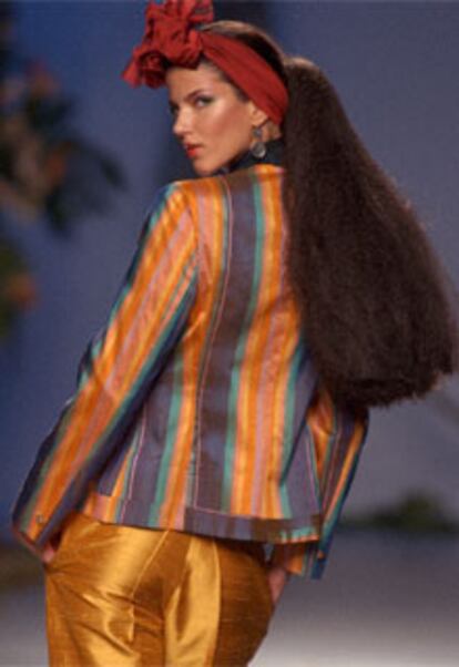 Los diseños de Montesinos han brillado por su colorismo. En la imagen una modelo luce un pantalón y chaqueta a rayas multicolor en seda salvaje.