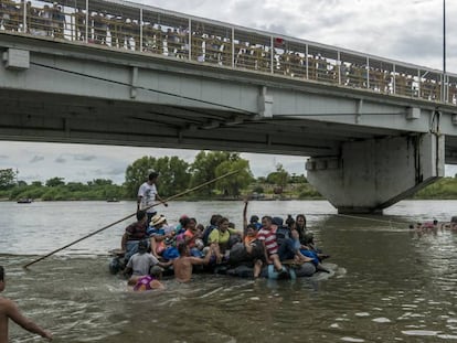 Migrantes cruzam em balsa o rio Suchiate para chegar ao México.