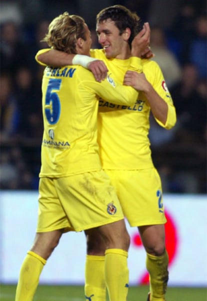 Forlán recibe la felicitación de Rodriguez tras marcar el segundo gol del Villarreal.