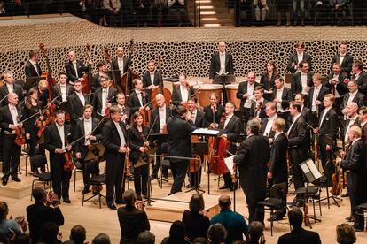 Andris Nelsons (de espaldas aplaudiendo), con la Filarmónica de Viena.