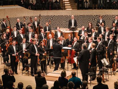 Andris Nelsons (de espaldas aplaudiendo), con la Filarmónica de Viena.