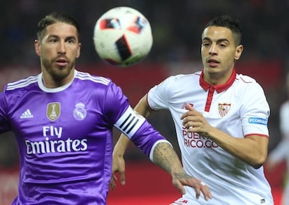 Sergio Ramos y Ben Yedder se disputan el balón durante el partido entre el Real Madrid y el Sevilla en el estadio Ramon Sánchez Pizjuan, en Sevilla.