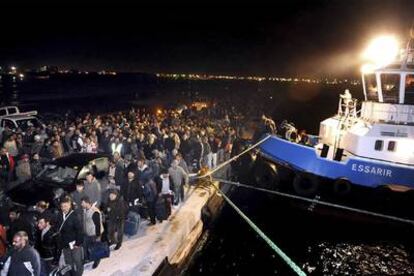 Cientos de ciudadanos turcos aguardan para embarcar en uno de los dos barcos enviados por el Gobierno de Ankara, ayer en el puerto de Bengasi.