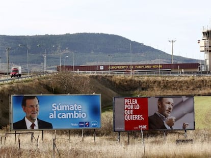 Vista de dos carteles de campa&ntilde;a electoral en las inmediaciones del aeropuerto de Pamplona, ciudad que visita hoy Rajoy.