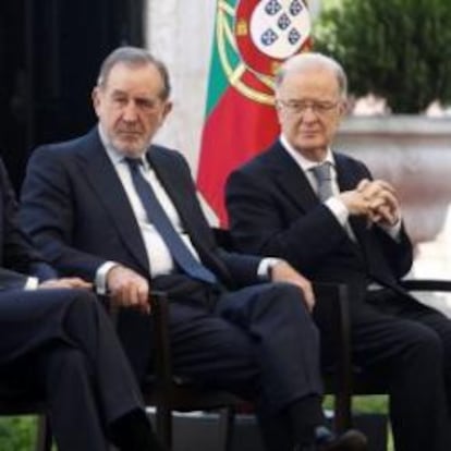 El jefe de Estado portugúes, Cavaco Silva (2i), acompañado por sus predecesores desde 1974, Mario Soares (i), Jorge Sampaio (d) y Ramalho Eanes (2d), durante las celebraciones del 37º aniversario de la Revolución del 25 de Abril, en el palacio de Belem, Lisboa