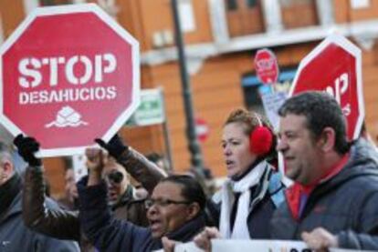 Varios personas protestan contra los desahucios durante la manfiestación convocada en Valencia por las organizaciones de la Cumbre Social bajo el lema "Menos corrupción, más democracia, más derechos sociales, no a la reforma laboral". EFE/Archivo