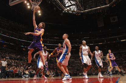 Pau Gasol, de los Lakers, anota una canasta en presencia de su compañero Lamar Odom (tercero por la izquierda), y de los contarios, de izquierda a derecha: Tim Thomas, Aaron Williams, Corey Maggette y Brevin Knight, durante el partido de la liga de la NBA entre Los Ángeles Clippers (95) y Los Ángeles Lakers (113), en febrero de 2008.