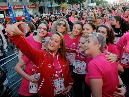 La campeona mundial y olímpica de natación Mireia Belmonte posa para un selfi momentos antes de la salida de la 14 edición de la Carrera de la Mujer.