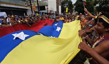 Indígenas venezolanos se preparan para participar en una marcha de la oposición en Caracas.