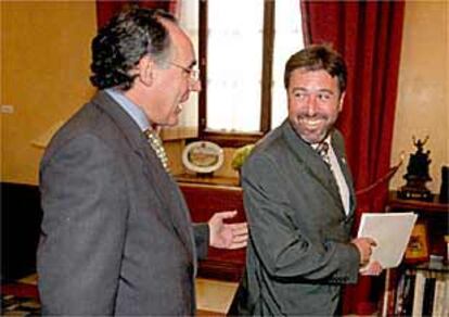 Javier Torres Vela y Ricardo Chamorro, ayer, en el Parlamento.