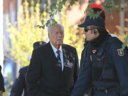 El ex teniente coronel, de 87 años, ha sido recibido por un centenar de personas entre gritos de  Viva Tejero  y  Arriba España 